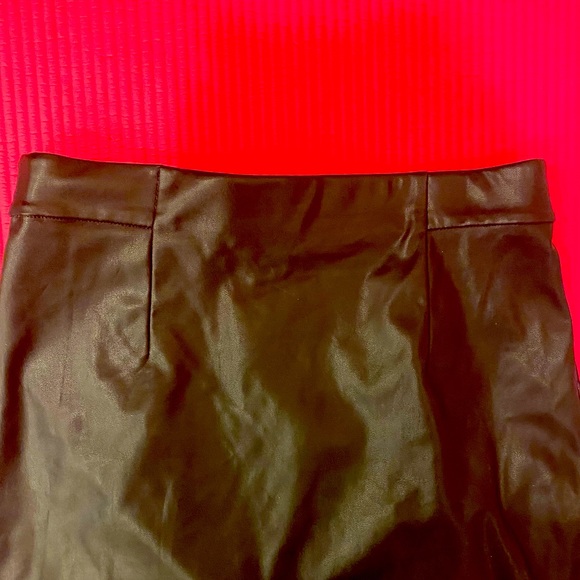 Black faux leather above the knee Small skirt by Dynamite - Picture 5 of 6